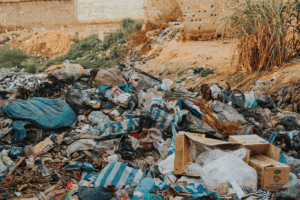 Tas de déchets souillés de tous types