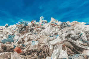 Monticule de déchets souillés en plein air